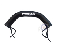 Vista frontal del protector porta bultos negro Vespa en stock