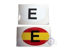 Vista principal del adhesivo ovalado “E” de España en color blanco y rojo amarillo