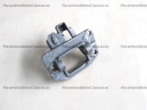 Vista delantera del soporte pedal freno Vespa en stock