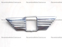 Vista frontal del escudo central embellecedor Vespa en stock